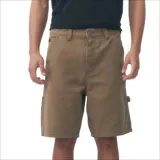Bermuda color verde con bolsillos tipo carpintero.