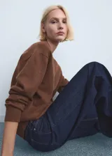 Jeans de tiro alto y corte wide leg, confeccionados en denim azul oscuro con costuras en contraste.