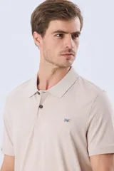 Remera polo de manga corta en color azul melange, con cuello camisero, cierre frontal de dos botones y pequeño bordado en el pecho.