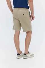 Bermuda rústica de líneas simples y textura marcada, con cintura elastizada en la espalda y calce relajado.