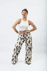 Musculosa negra de cuello redondo y corte crop, con un pequeño logo en la parte inferior.