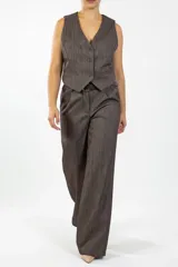 Pantalón de corte recto y tiro alto en color chocolate, con textura sutil y bolsillos laterales.