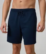 Bermuda deportiva Get Over de color azul marino, con textura discreta en relieve, cintura elástica ajustable con cordón y bolsillos laterales con cierre.