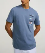 Remera celeste de algodón con cuello redondo y manga corta. Estampa localizada con imágenes del mar y dibujos.
