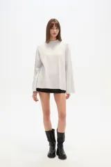 Sweater de viscosa color rojo, con cuello polera, corte holgado y pespuntes decorativos.