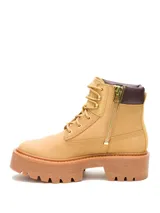 Bota Caterpillar modelo Colorado Max W, de color amarillo tostado, confeccionada en cuero con cuello acolchado en tono marrón oscuro. Cuenta con plataforma gruesa y suela dentada de goma.