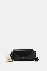 Bolso bandolera de formato alargado en color negro, con solapa frontal y cierre metálico. Incluye una correa ajustable de tejido en color crudo y herrajes dorados.
