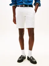 Pantalón corto tipo bermuda color blanco de Tommy Hilfiger, confeccionado en sarga de algodón y elastano. Cuenta con diseño de cuatro bolsillos, cierre de botón con cremallera y cinturón de tejido a contraste incluido.