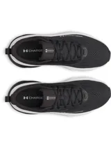 Championes de running Under Armour Rogue 6, color negro con suela blanca y negra. Confeccionados con malla ligera y transpirable, superposiciones de TPU en el mediopié y amortiguación Charged+ en la mediasuela.