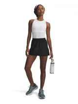 Falda pantalón deportiva Under Armour, color negro, con cintura elástica fruncida y cordón interno. Incluye shorts interiores de punto elástico con bolsillo lateral, confeccionada en tejido ligero y transpirable de secado rápido.