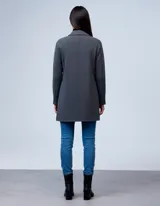 Blazer de tejido de algodón soft con cuello solapa, abertura central y bolsillos delanteros.