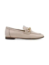 Mocasines planos de cuero color crema, con detalle de herraje metálico dorado en el empeine y costuras visibles.