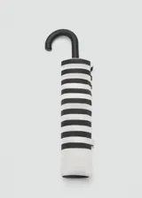 Paraguas plegable con diseño de rayas horizontales en color negro y blanco, con mango curvo de plástico negro.