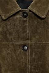 Chaqueta de mujer confeccionada en piel de ante 100%, con cuello solapa, manga larga y cierre frontal con botones. Presenta bolsillos de plastrón en el delantero y forro interior.