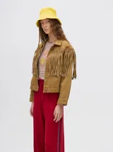 Campera de denim color marrón con cuello camisero, cierre frontal con botones y flecos en la parte superior de la espalda.