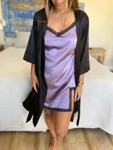 Bata corta de satén color negro con mangas 3/4 y lazo para ajustar en la cintura.