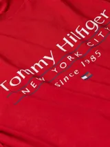 Remera de cuello redondo Tommy Hilfiger confeccionada en puro algodón, con corte regular y estampa frontal con el logo de la marca y la inscripción New York City Since 1985.