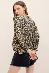 Sweater de punto con estampa animal print de leopardo, cuello redondo y manga larga.