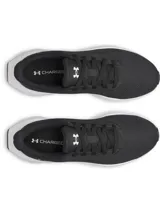 Championes Under Armour modelo Ascend, de color negro con suela blanca. Cuentan con capellada de malla transpirable, amortiguación Charged+ en la mediasuela y el logo de la marca en el lateral y talón.