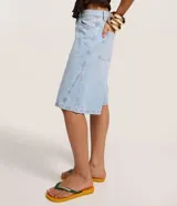 Bermuda jorts de denim color celeste claro, de tiro medio con cinco bolsillos, trabillas para cinturón y cierre frontal con botón y cremallera.