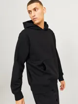 Hoodie negro de manga larga con capucha, corte holgado y bolsillo tipo canguro. Interior perchado de textura suave y tejido de espalda de bucle para mayor transpirabilidad.