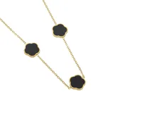 Collar dorado de acero con tres dijes en forma de trébol de 4 hojas con centro de ónix negro.