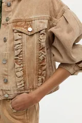 Campera de denim color camel, con diseño boxy, mangas abullonadas y volados frontales decorativos.