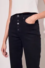 Pantalón de jean negro, de corte recto y tiro medio, con cierre frontal de botones.