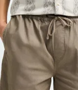 Bermuda masculina confeccionada en sarga texturizada, de corte regular. Cuenta con cintura elástica con ajuste por cordón, bolsillos laterales y un bolsillo trasero aplicado.