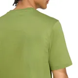 Remera Adidas Essentials Trefoil color verde oliva con logo bordado en blanco en el pecho.