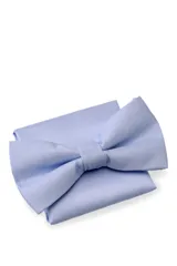 Moña color naranja con pañuelo a juego.