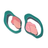 Par de aros colgantes con forma abstracta, compuestos por un aro irregular color verde esmeralda y dos piezas superpuestas en tonos rosa y salmón.