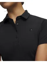 Polo de golf Under Armour de manga corta, color negro, con cuello estructurado y tapeta con botones. Confeccionado con tecnología UA Helix para absorción de humedad, secado rápido y protección UPF 50+.