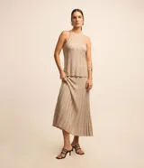 Blusa sin mangas color beige, confeccionada en tejido de punto acanalado con hilo metalizado, escote alto y corte ajustado.