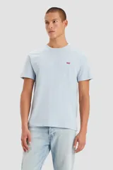 Remera celeste de manga corta Levi's, con cuello redondo y pequeño logo rojo bordado en el pecho.