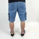 Bermuda de jean celeste con lavado claro y múltiples bolsillos tipo cargo.