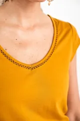 Remera negra de algodón peinado con escote en V y detalle calado en el borde.