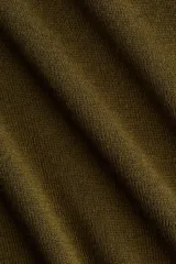 Remera en punto acanalado fino, de color verde militar, con cuello redondo fino ribeteado y manga corta al codo. Modelo entallado.
