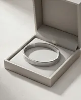 Esclava rígida de acero inoxidable con diseño grabado de guarda griega en toda su superficie.