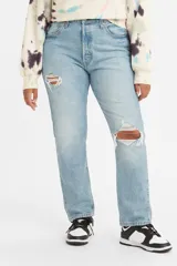 Pantalón de jean celeste con roturas en ambas rodillas, corte skinny, tiro medio y confeccionado en 100% algodón.