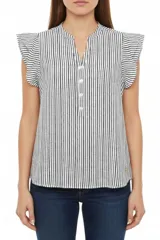 Blusa de mujer con estampado de rayas verticales blancas y negras, escote en V y mangas cortas con volados.