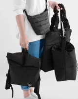 Mochila acolchada color beige con cierre superior enrollable y hebilla.