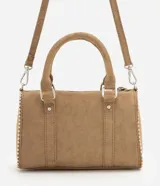 Cartera satchel de gamuza sintética color marrón, con diseño estructurado, doble asa de mano y tachas decorativas en los bordes. Cuenta con cierre superior y herrajes plateados.