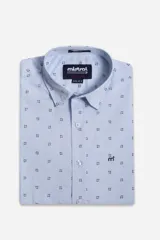 Camisa de hombre manga corta marca Mistral, color celeste con estampado de pequeños motivos geométricos oscuros. Presenta cuello clásico, cartera abotonada y logo de la marca bordado en el pecho.