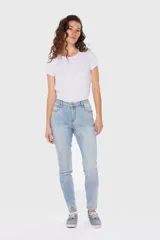 Pantalón de jean skinny de tiro medio, color celeste claro, con efecto desgastado y costuras en contraste.