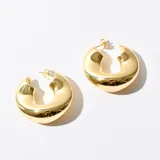 Aros tipo argolla gruesa, color dorado, con cierre de tuerca.