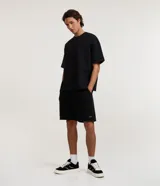 Bermuda masculina marca Blue Steel, confeccionada en algodón con felpa. Presenta cintura elástica con cordón ajustable, bolsillos laterales y una pequeña etiqueta aplicada en el ruedo.