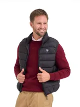 Chaleco acolchado tipo puffer color negro, con cierre frontal y cuello alto. Presenta un pequeño logo circular bordado en el pecho.