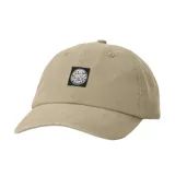 Gorro tipo gorra con visera curva, color beige, con parche rectangular negro y blanco al frente que incluye el logo de la marca.
