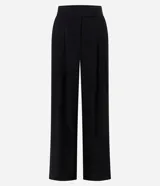 Pantalón de sastrería negro de corte wide leg, con cintura estructurada, pinzas frontales y perneras amplias y rectas.